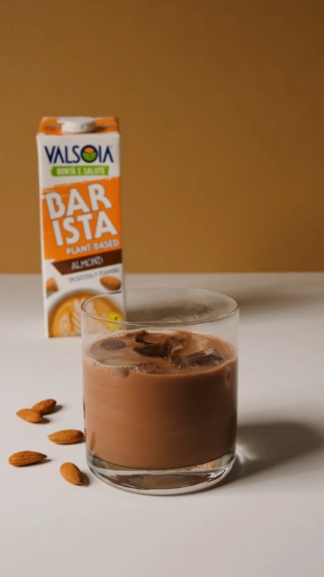 Asking for plant-based chocolate drinks for warmer seasons? ☀️of course, we deliver! Check out our iced-chocolate drink recipe with Valsoia Almond Barista 🍫🧋

Fill a big glass with ice cubes. 🧊 In a cup, whisk 2 teaspoons of rich cacao powder 🍫 with 80 ml of hot water until smooth—no clumps allowed! Pour 240 ml of creamy Valsoia Barista almond milk over the ice.🥛 Give it a little stir, and enjoy a cold chocolatey goodness!